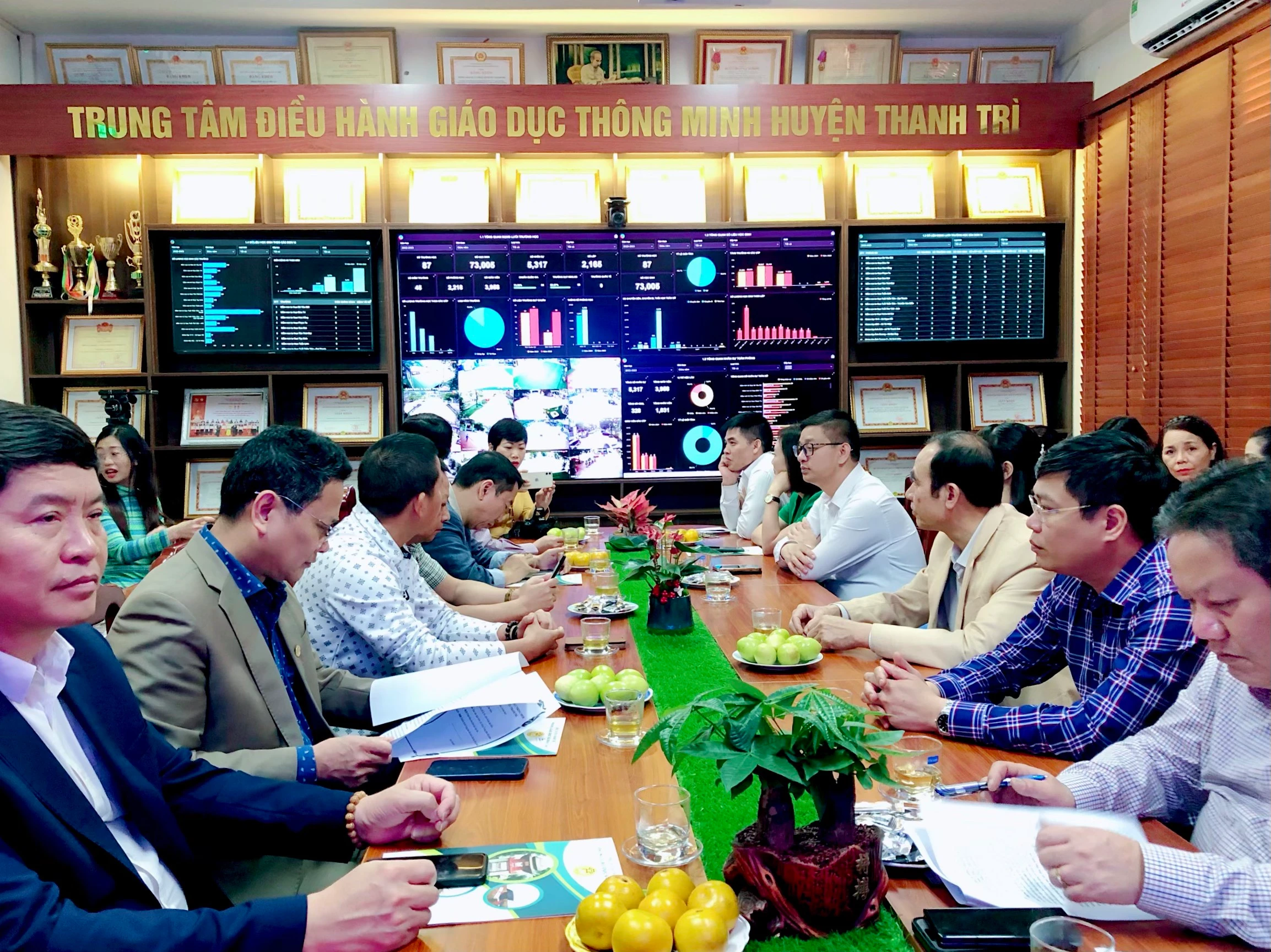 Các đại biểu dự khánh thành trung tâm điều hành giáo dục thông minh huyện Thanh Trì. Các đại biểu dự khánh thành trung tâm điều hành giáo dục thông minh huyện Thanh Trì.