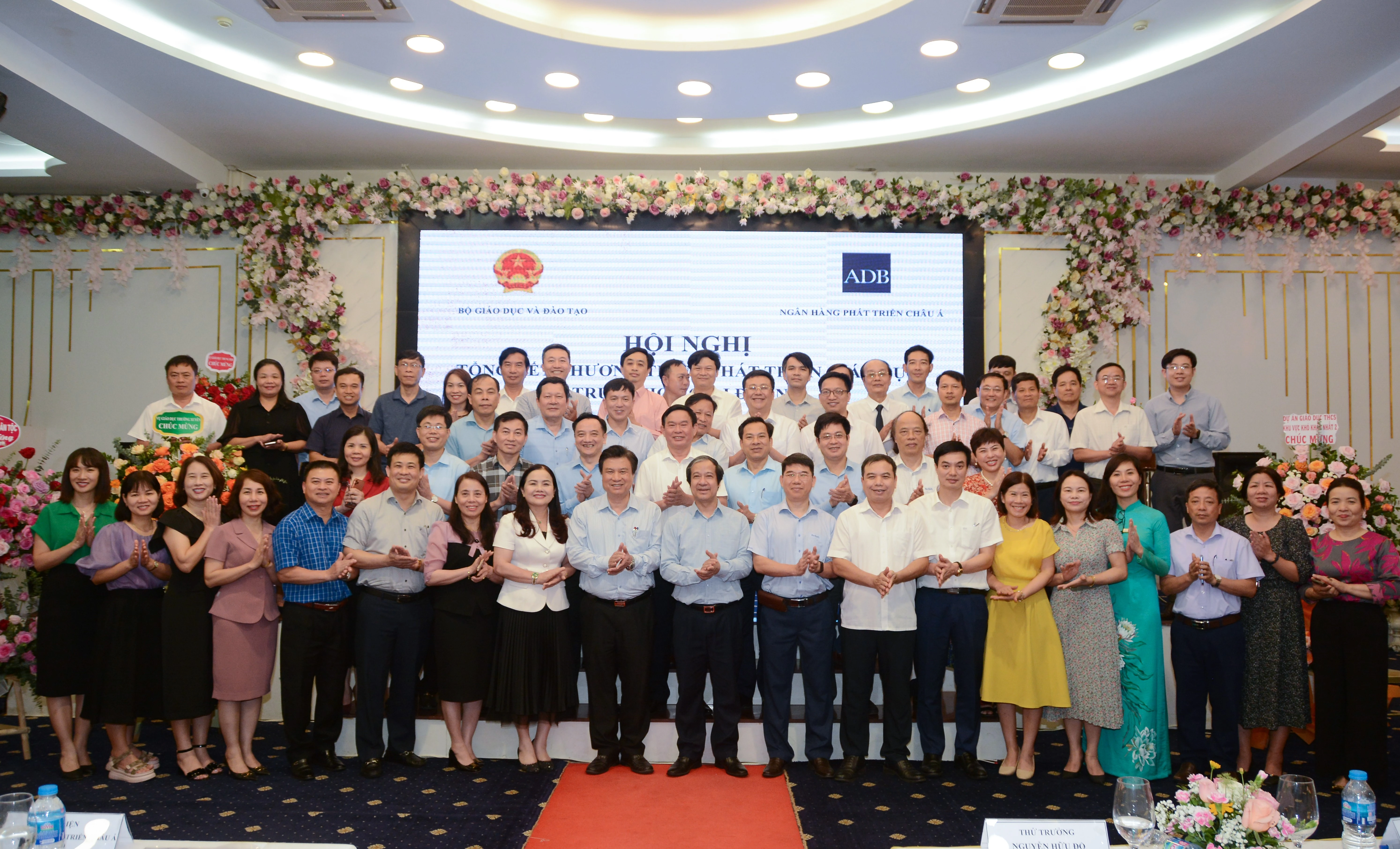 Bộ trưởng Nguyễn Kim Sơn, Thứ trưởng Nguyễn Hữu Độ chụp ảnh lưu niệm cùng các đại biểu dự hội nghị. Bộ trưởng Nguyễn Kim Sơn, Thứ trưởng Nguyễn Hữu Độ chụp ảnh lưu niệm cùng các đại biểu dự hội nghị.
