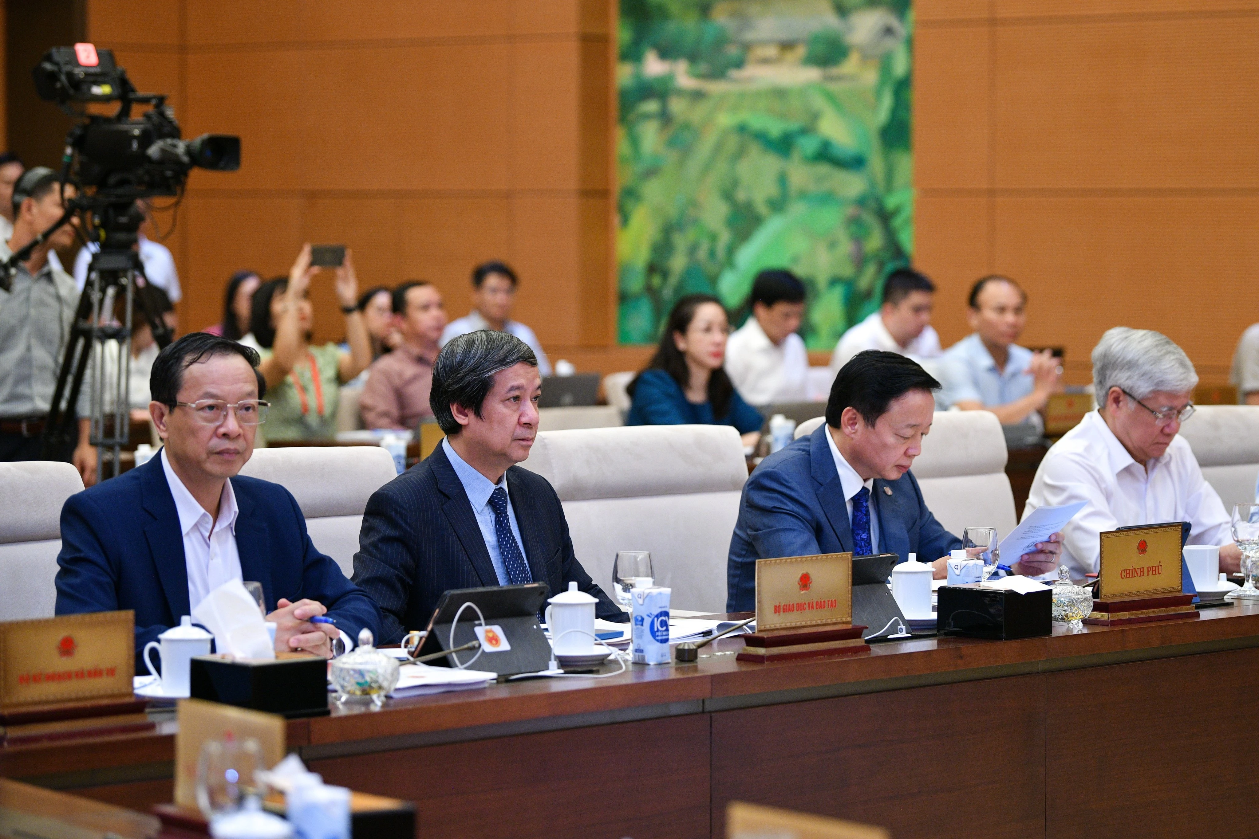 Phó Thủ tướng Trần Hồng Hà, Bộ trưởng Bộ GD&ĐT Nguyễn Kim Sơn, Thứ trưởng Bộ GD&ĐT Phạm Ngọc Thưởng dự phiên họp. Phó Thủ tướng Trần Hồng Hà, Bộ trưởng Bộ GD&ĐT Nguyễn Kim Sơn, Thứ trưởng Bộ GD&ĐT Phạm Ngọc Thưởng dự phiên họp.
