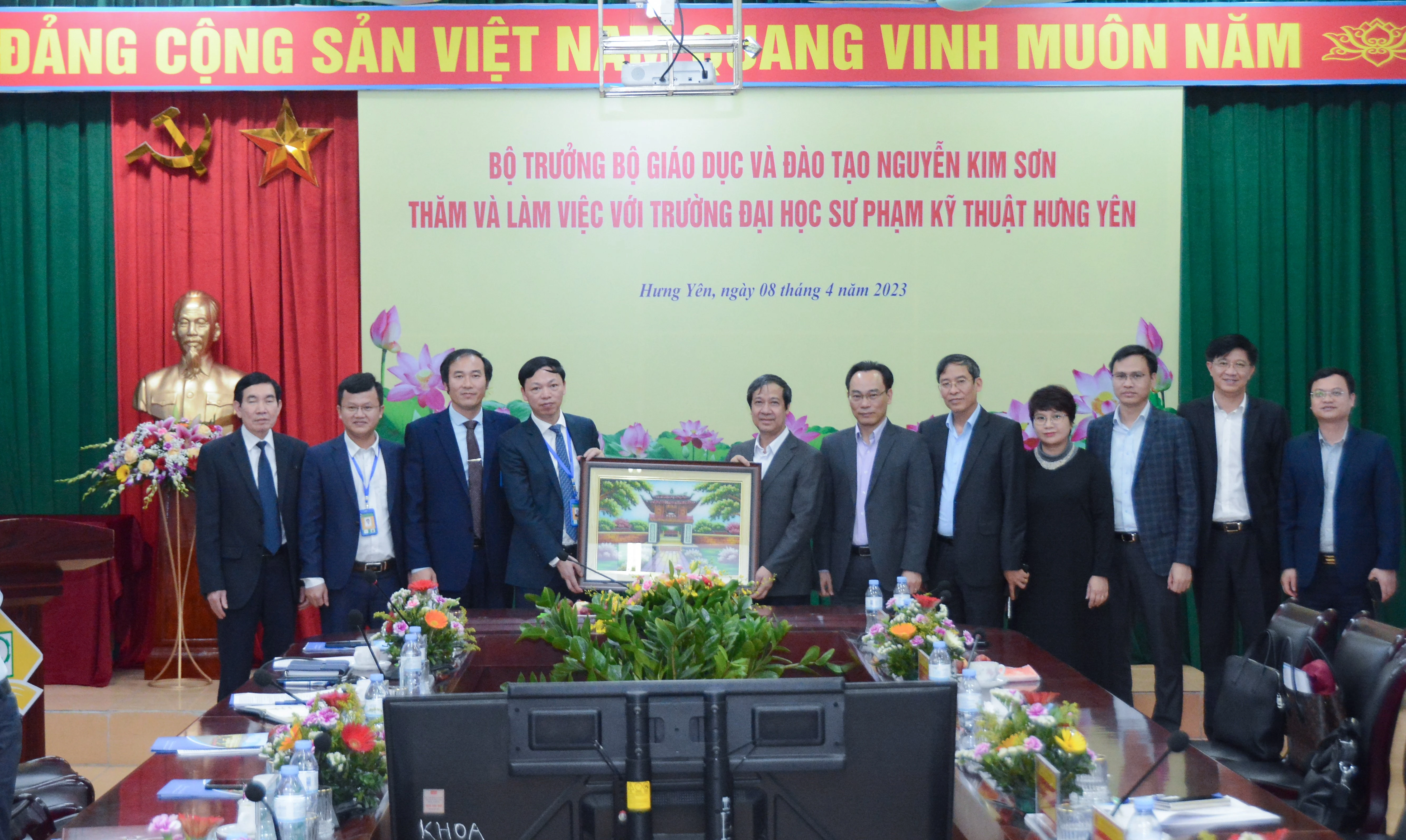 Bộ trưởng tặng quà lưu niệm cho Trường ĐH Sư phạm Kỹ thuật Hưng Yên nhân dịp đến thăm, làm việc với Trường. Bộ trưởng tặng quà lưu niệm cho Trường ĐH Sư phạm Kỹ thuật Hưng Yên nhân dịp đến thăm, làm việc với Trường.