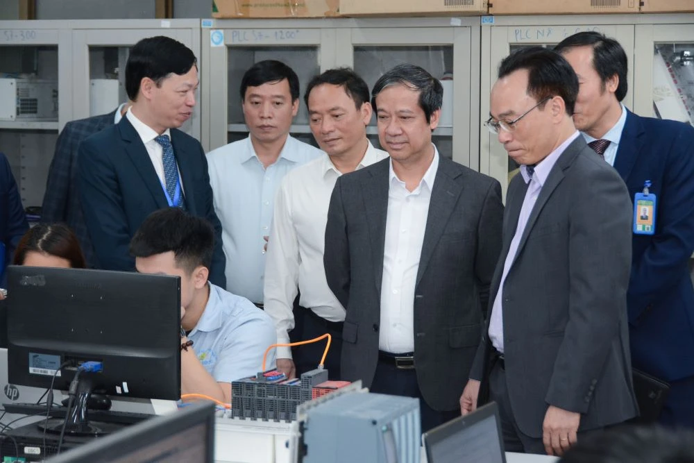 Bộ trưởng Nguyễn Kim Sơn, Thứ trưởng Hoàng Minh Sơn và đoàn công tác của Bộ GD&ĐT thăm cơ sở vật chất Trường ĐH Sư phạm Kỹ thuật Hưng Yên. Bộ trưởng Nguyễn Kim Sơn, Thứ trưởng Hoàng Minh Sơn và đoàn công tác của Bộ GD&ĐT thăm cơ sở vật chất Trường ĐH Sư phạm Kỹ thuật Hưng Yên.