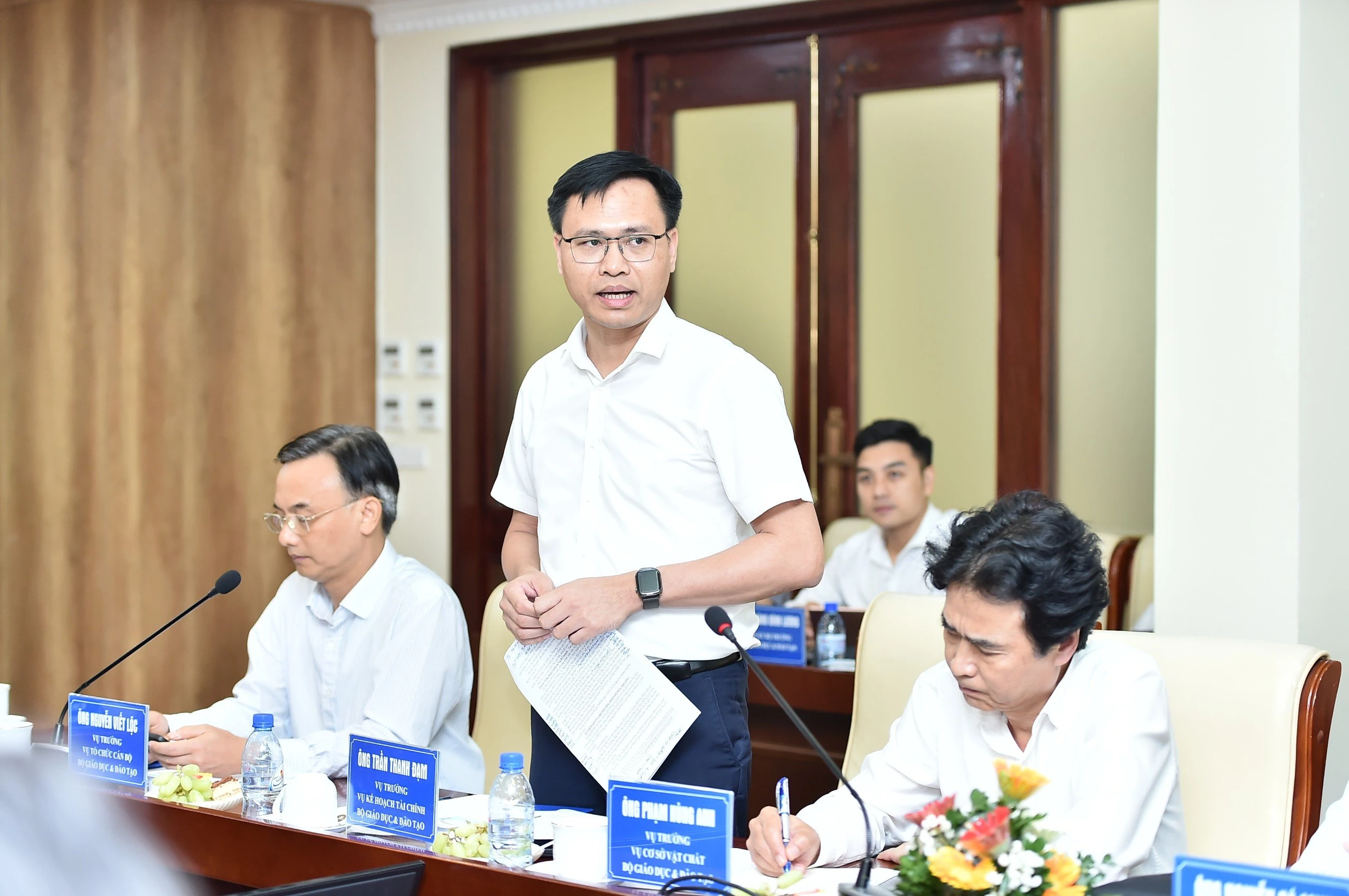 Đại diện các vụ, cục của Bộ GD&ĐT phát biểu tại buổi làm việc. Đại diện các vụ, cục của Bộ GD&ĐT phát biểu tại buổi làm việc.
