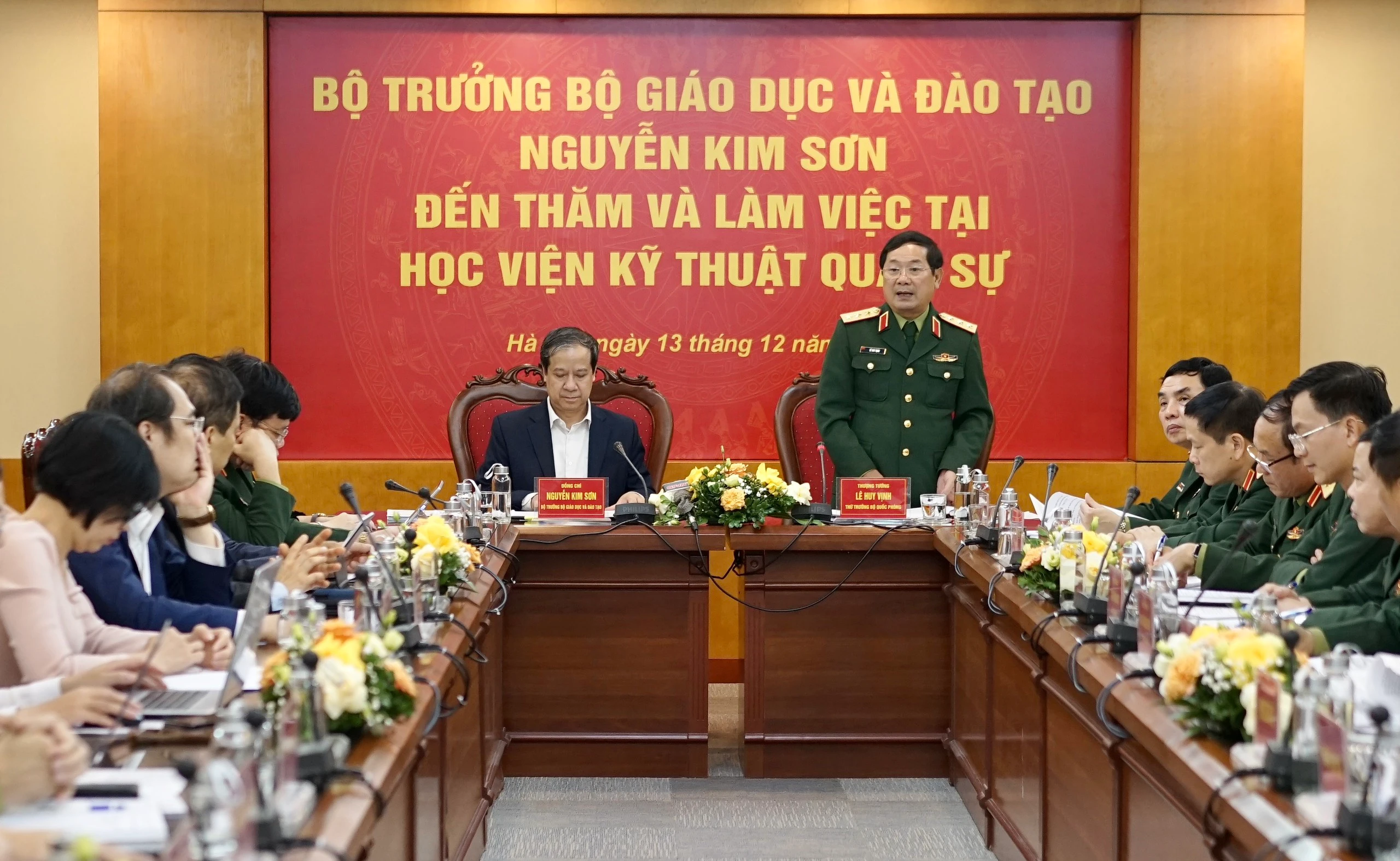 Thứ trưởng Bộ Quốc phòng Lê Huy Vịnh phát biểu tại buổi làm việc. Thứ trưởng Bộ Quốc phòng Lê Huy Vịnh phát biểu tại buổi làm việc.