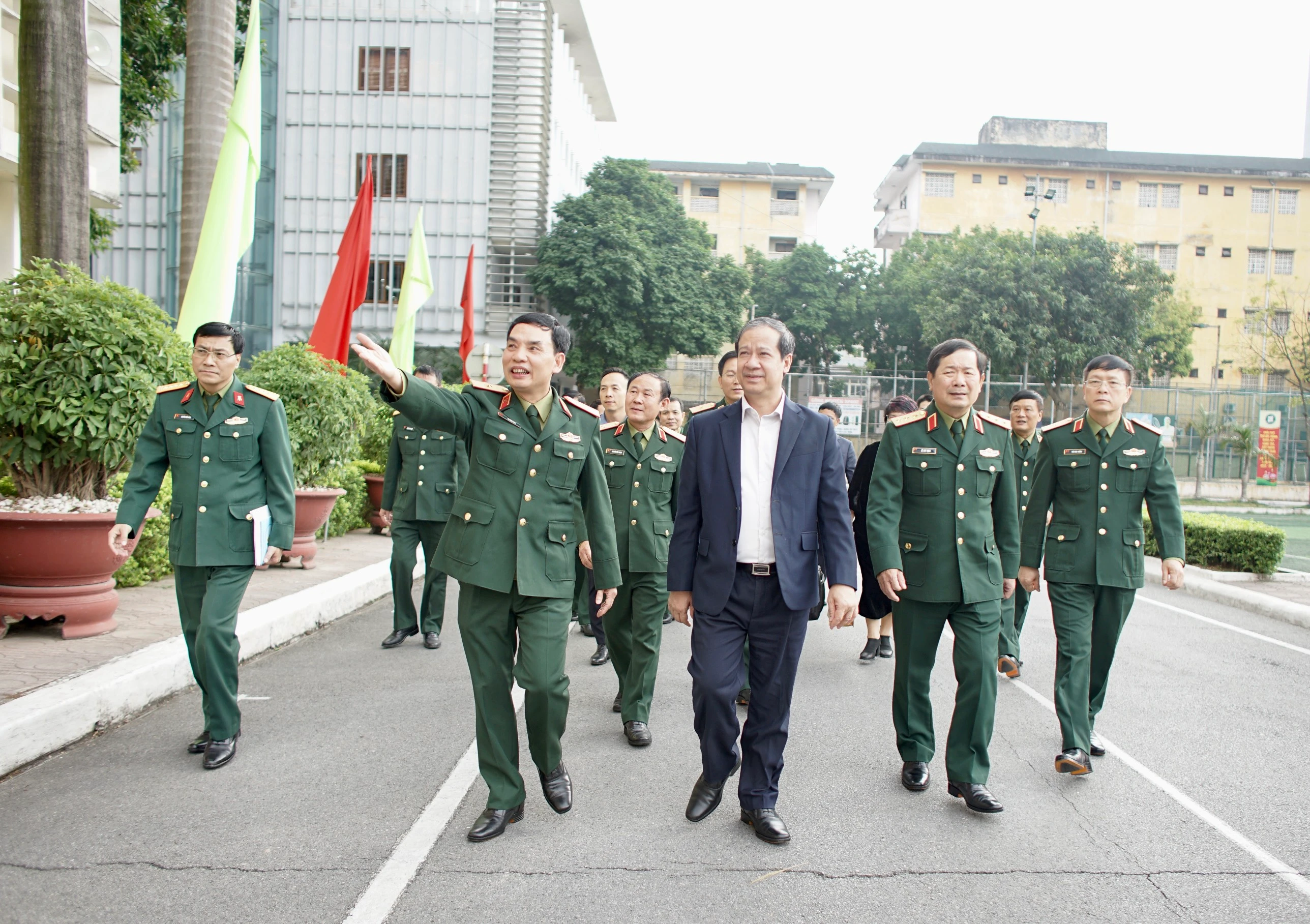 Bộ trưởng Bộ GD&ĐT Nguyễn Kim Sơn, Thứ trưởng Bộ Quốc phòng Lê Huy Vịnh và đoàn công tác thăm Học viện Kỹ thuật quân sự. Bộ trưởng Bộ GD&ĐT Nguyễn Kim Sơn, Thứ trưởng Bộ Quốc phòng Lê Huy Vịnh và đoàn công tác thăm Học viện Kỹ thuật quân sự.