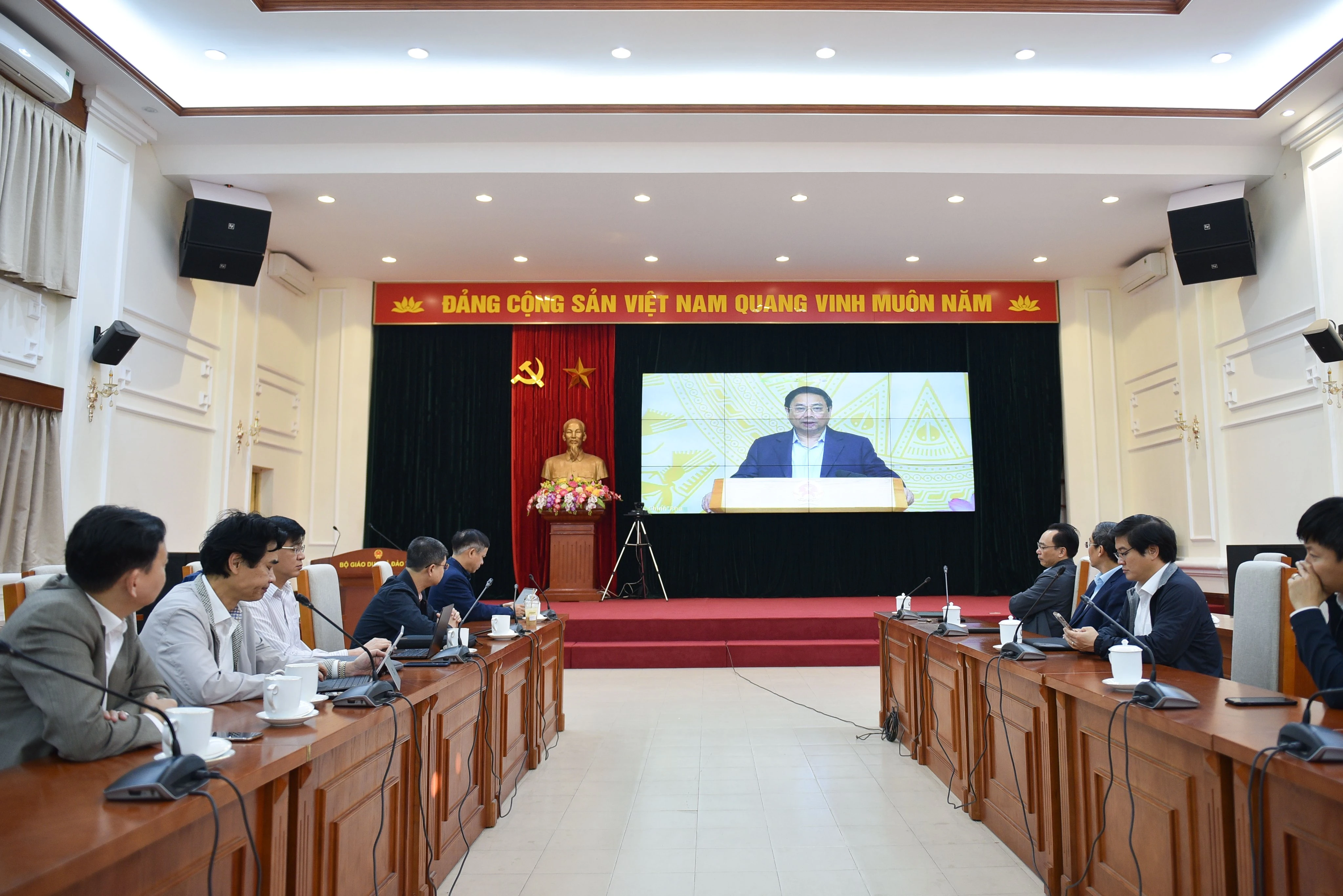 Các đại biểu dự Hội nghị đầu cầu Bộ GD&amp;ĐT.