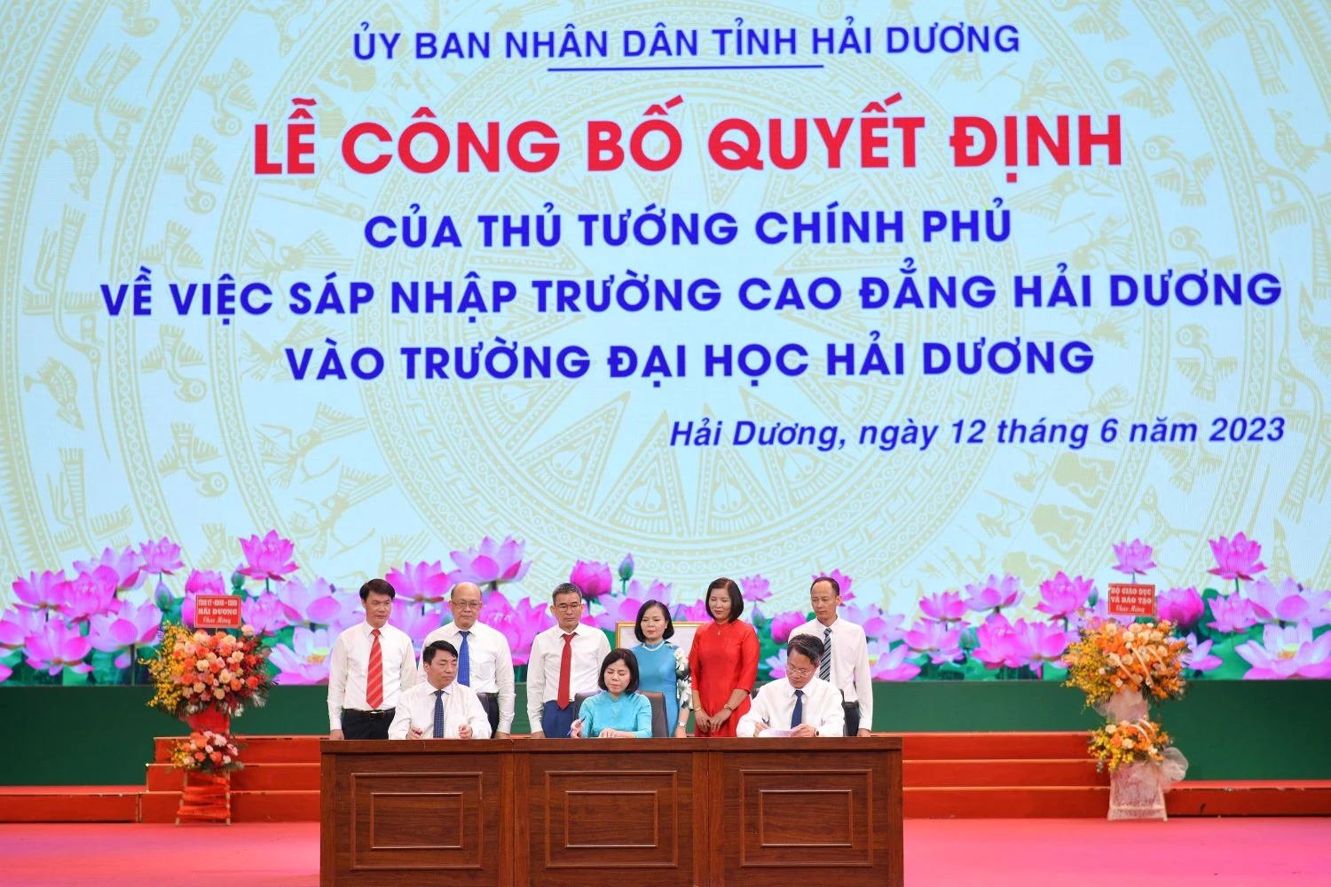 Ký kết hợp tác giữa Trường ĐH Hải Dương, ĐH Bách khoa Hà Nội và Ban Quản lý Các khu công nghiệp tỉnh. Ký kết hợp tác giữa Trường ĐH Hải Dương, ĐH Bách khoa Hà Nội và Ban Quản lý Các khu công nghiệp tỉnh.