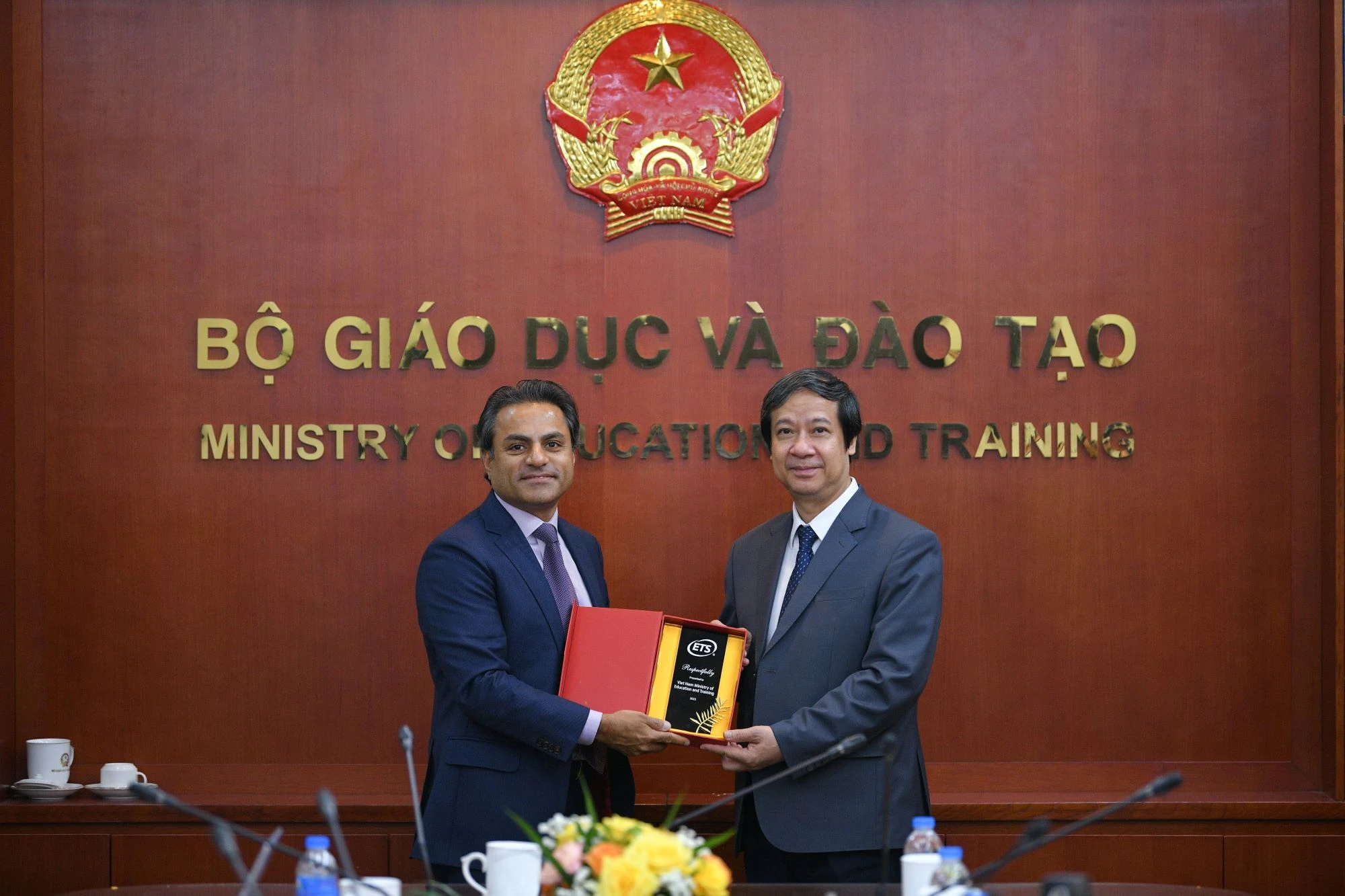 Hai bên tặng quà lưu niệm nhân dịp gặp mặt. Hai bên tặng quà lưu niệm nhân dịp gặp mặt.