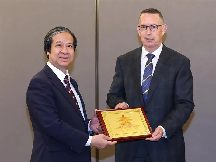 Bộ trưởng Bộ GD&ĐT Nguyễn Kim Sơn trao Kỷ niệm chương Vì sự nghiệp giáo dục tặng GS Neil Quigley - Ảnh: VGP/Nhật Bắc. Bộ trưởng Bộ GD&ĐT Nguyễn Kim Sơn trao Kỷ niệm chương Vì sự nghiệp giáo dục tặng GS Neil Quigley - Ảnh: VGP/Nhật Bắc.