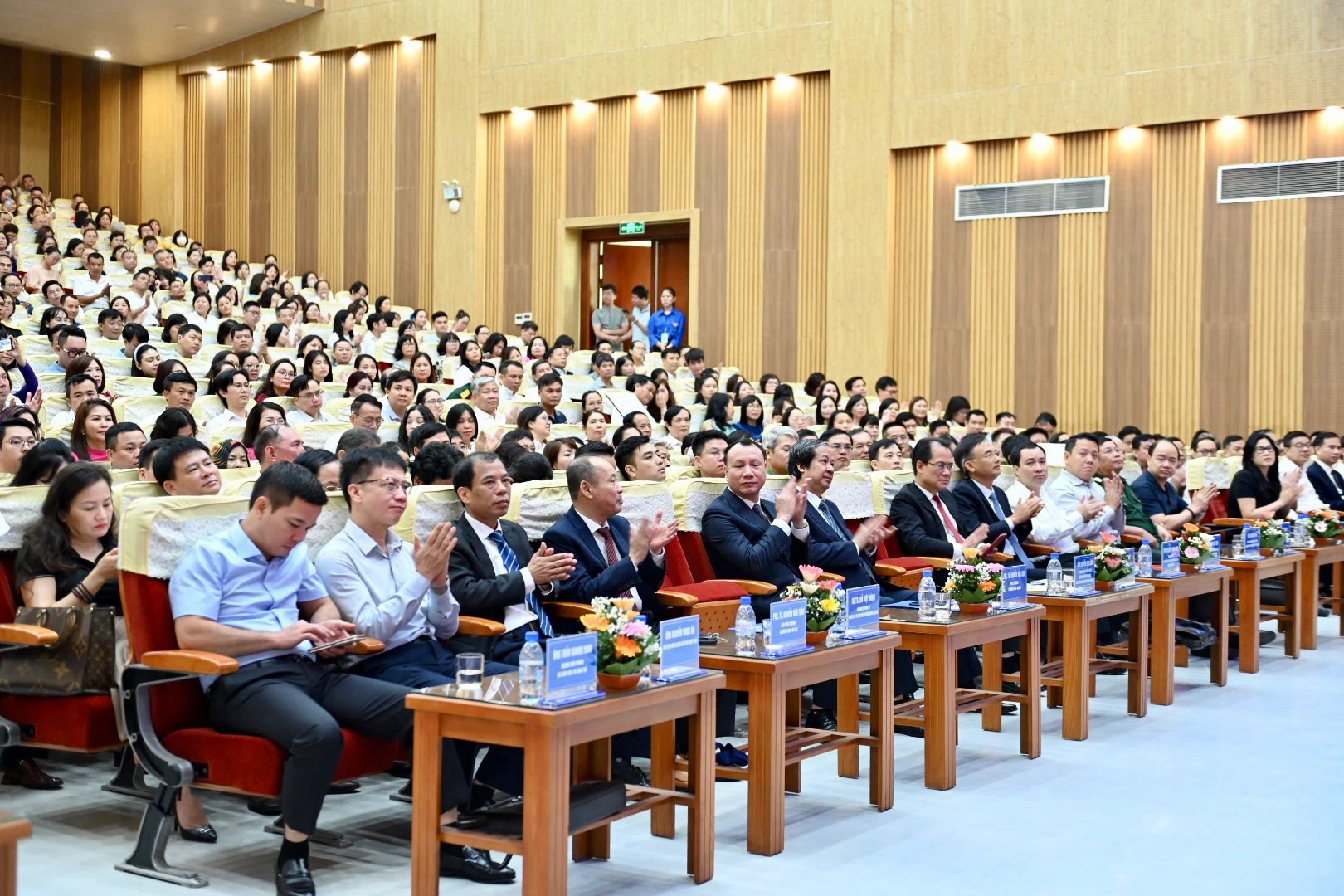 Buổi lễ có sự tham dự của đại diện lãnh đạo Bộ GD&ĐT; lãnh đạo các đơn vị chức năng của Bộ GD&ĐT; lãnh đạo Đảng uỷ khối các trường ĐH, CĐ Hà Nội; lãnh đạo Ban Tuyên giáo Trung ương, Mặt trận Tổ quốc Việt Nam; lãnh đạo các sở GD&ĐT, các trường THPT; lãnh đạo các cơ quan ban ngành, đoàn thể; lãnh đạo Đại sứ quán các nước tại Việt Nam… Buổi lễ có sự tham dự của đại diện lãnh đạo Bộ GD&ĐT; lãnh đạo các đơn vị chức năng của Bộ GD&ĐT; lãnh đạo Đảng uỷ khối các trường ĐH, CĐ Hà Nội; lãnh đạo Ban Tuyên giáo Trung ương, Mặt trận Tổ quốc Việt Nam; lãnh đạo các sở GD&ĐT, các trường THPT; lãnh đạo các cơ quan ban ngành, đoàn thể; lãnh đạo Đại sứ quán các nước tại Việt Nam…
