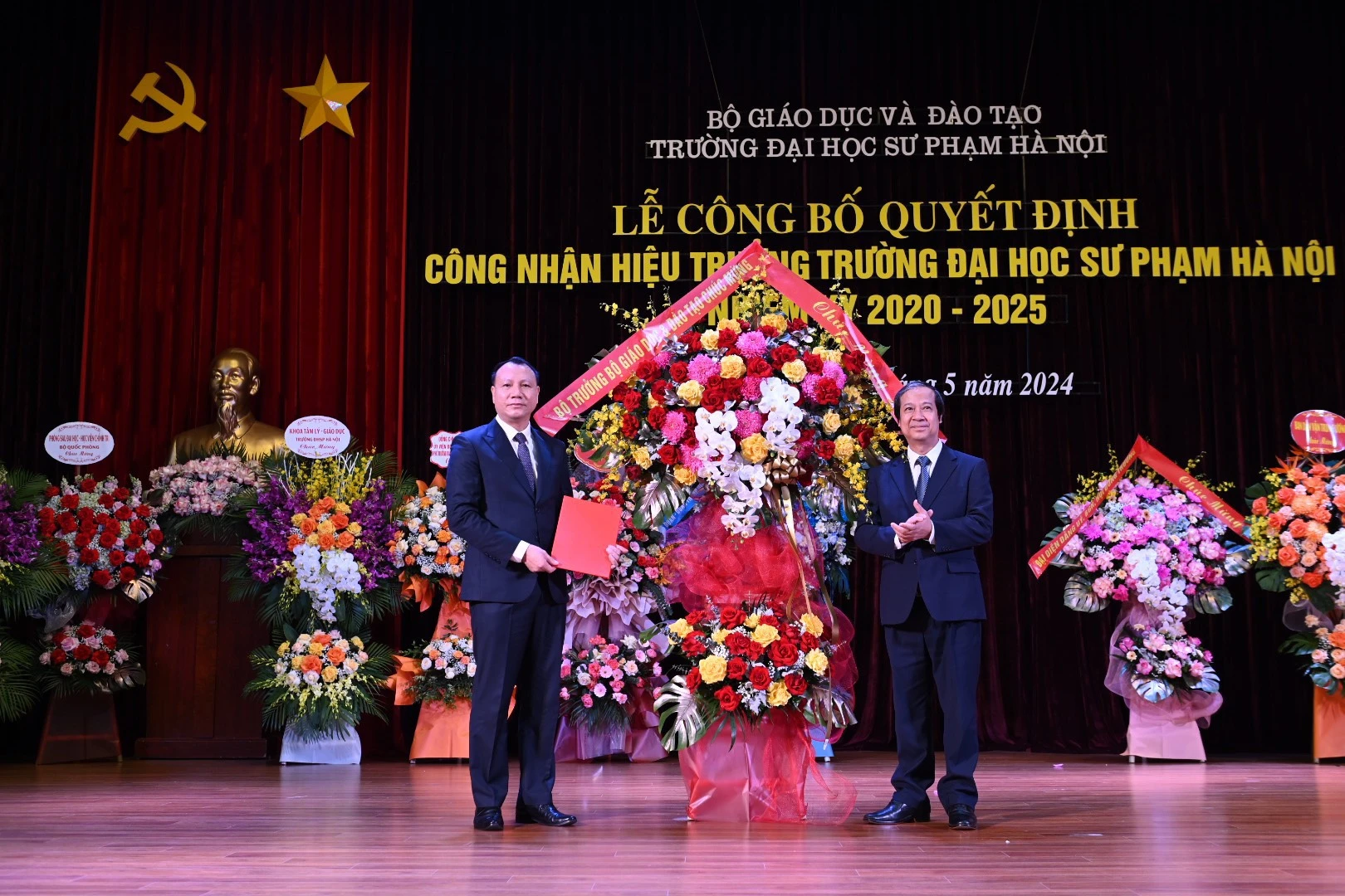 Bộ trưởng tặng hoa chúc mừng PGS.TS. Nguyễn Đức Sơn. Bộ trưởng tặng hoa chúc mừng PGS.TS. Nguyễn Đức Sơn.