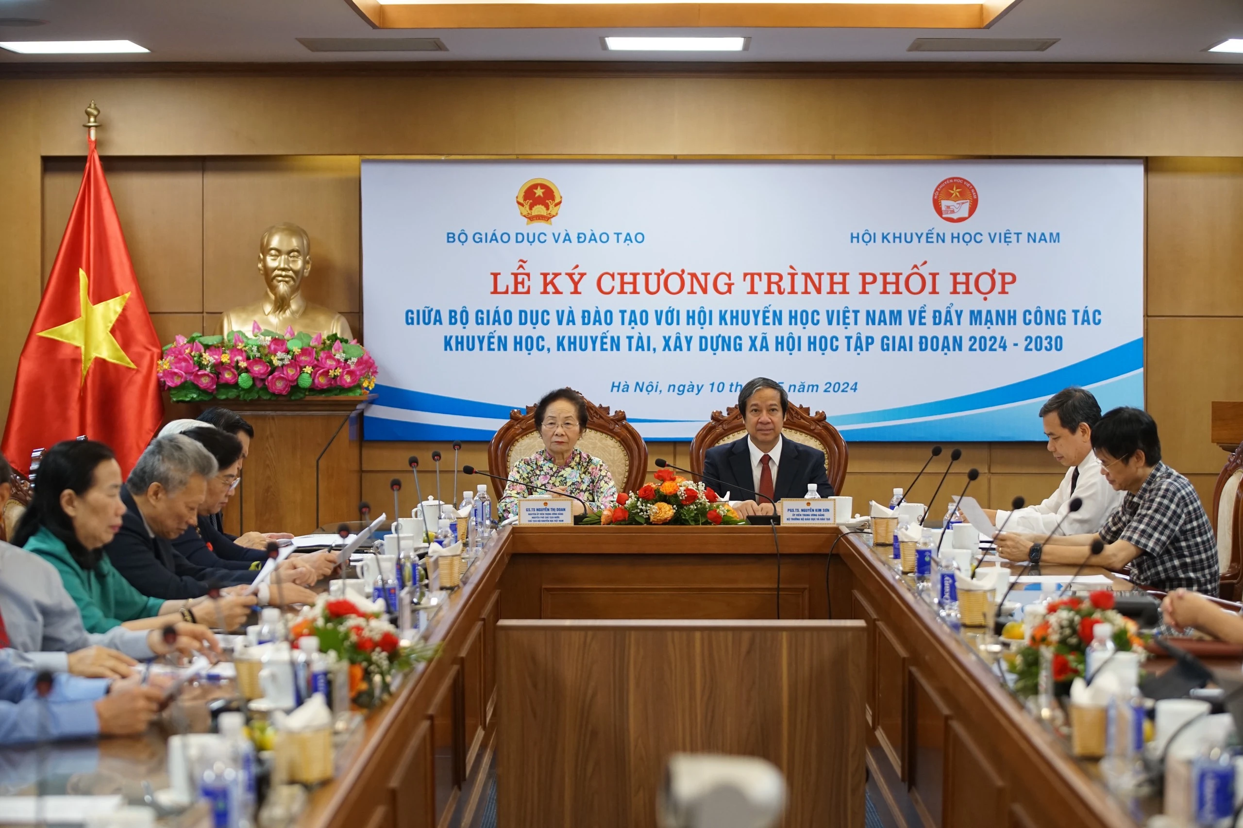 Chủ tịch Hội Khuyến học Việt Nam Nguyễn Thị Doan và Bộ trưởng Bộ GD&amp;ĐT Nguyễn Kim Sơn chủ trì buổi lễ.