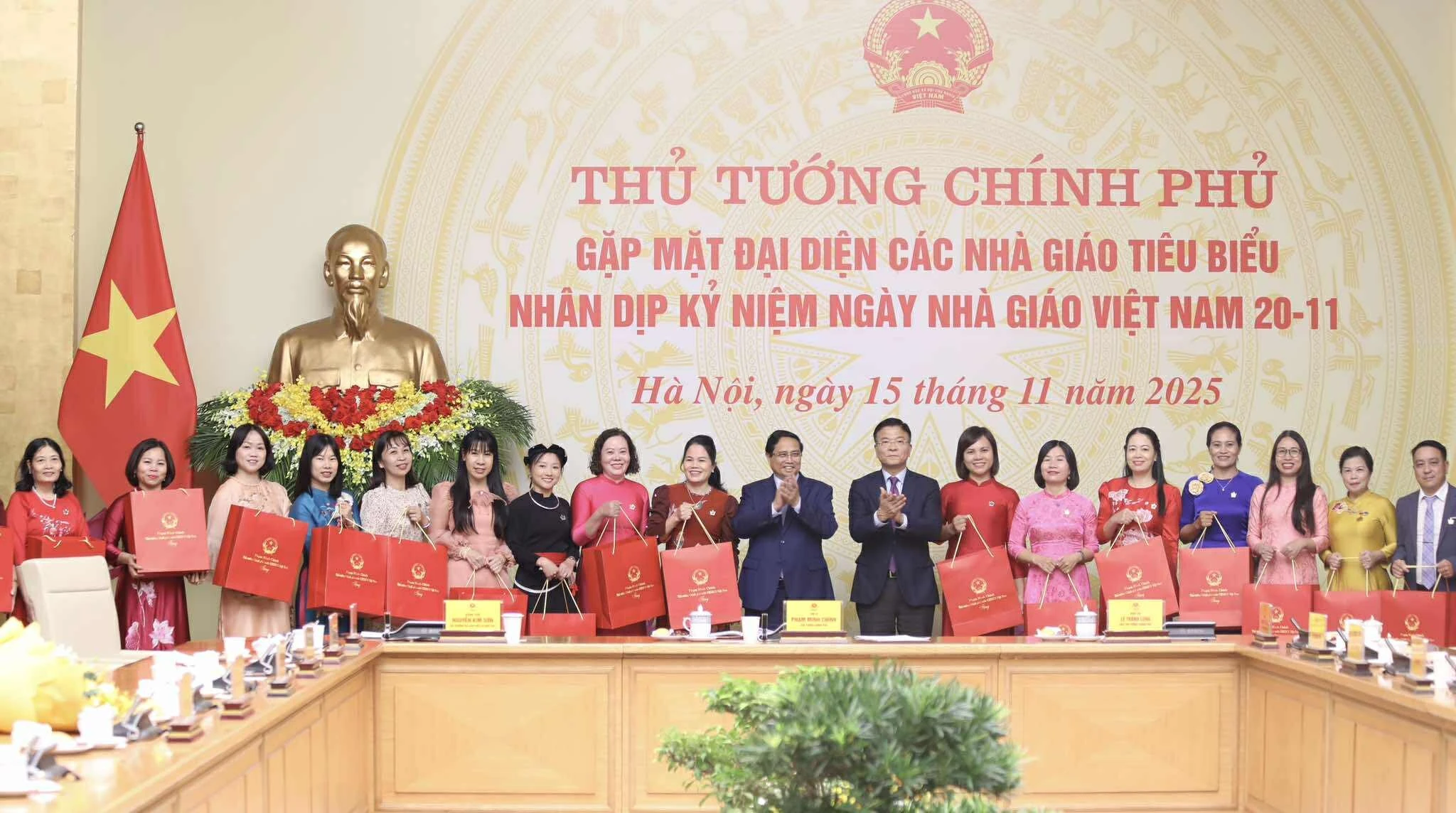 thu-tuong-tang-qua.jpg