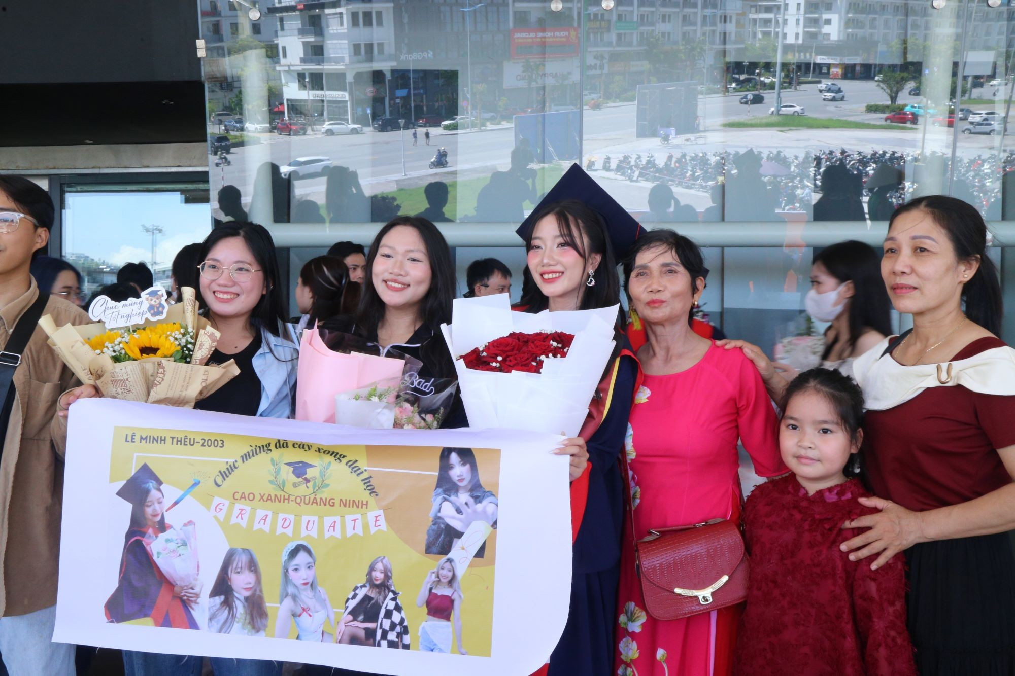 Người thân đến chia vui cùng các tân MM88dangnhap cá cược bóng đá, lô đề, bắn cá. anh-14.jpg