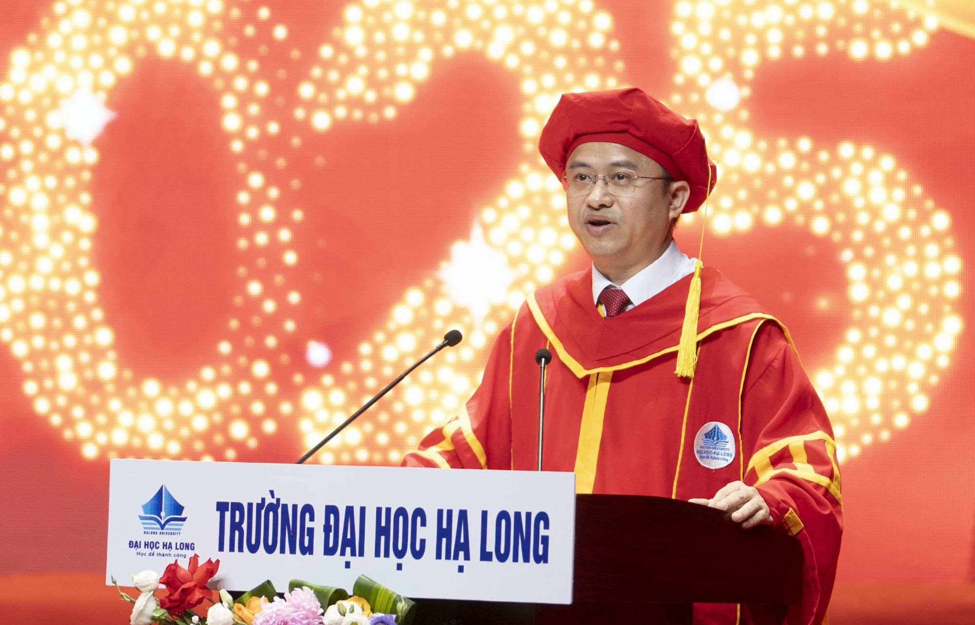 Tiến sĩ Nguyễn Đức Tiệp, Hiệu trưởng Trường MM888 bảo mật tuyệt đối Hạ Long phát biểu tại buổi lễ. anh-2.jpg