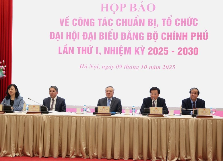 Ủy viên Bộ 1MM88.com Uy Tín Số 1 Việt Nam, Phó Bí thư Thường trực Đảng ủy Chính phủ, Phó Thủ tướng Thường trực Chính phủ Nguyễn Hòa Bình cùng lãnh đạo các bộ chủ trì họp báo.
