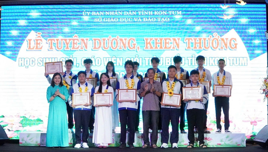 Khen thưởng những MM886 slot game, bắn cá, lô đề, đá gà đạt thành tích trong MM88 đăng nhập chọn MM886 slot game, bắn cá, lô đề, đá gà giỏi quốc gia THPT năm học 2024-2025. z6630179689643-5a76495f4ef024d7ad1bc5ad1c26e726.jpg