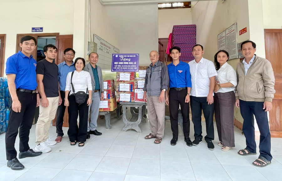 Trường THCS Tam Quan Bắc sẻ chia khó khăn, mất mát sau bão lũ đến thầy và trò Trường THCS Nhơn Bình.