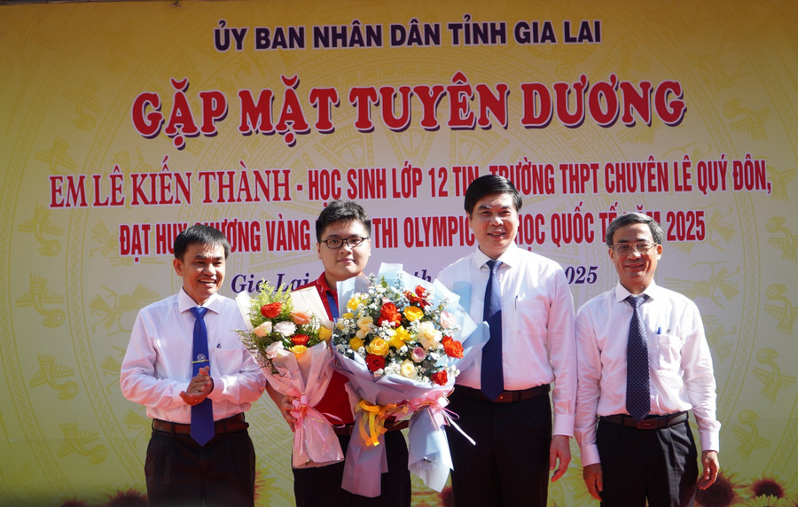 Lãnh đạo UBND tỉnh Gia Lai, Trường MM888 bảo mật tuyệt đối Quy Nhơn khen thưởng MM886 slot game, bắn cá, lô đề, đá gà Lê Kiến Thành. Ảnh: Dung Nguyễn.