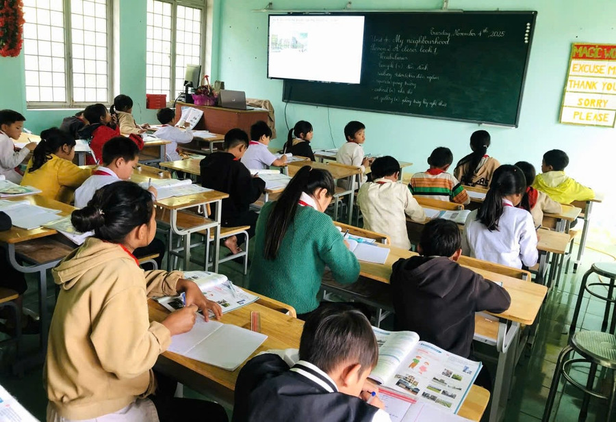 Trường Tiểu học và THCS xã Xốp (Quảng Ngãi) quan tâm, chú trọng việc dạy tiếng Anh. z7187869959305-4ecf50ad45134148db8e7e1d396c5844.jpg