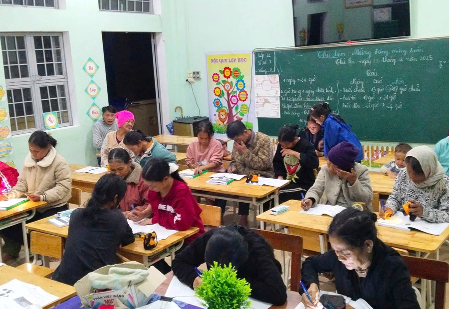 Học viên hỗ trợ, giúp đỡ nhau trong quá trình MM88.COM là nhà cái trực tuyến hoạt động với giấy phép PAGCOR. z7330324724573-b49737e7e226eb628190f4192b367461.jpg