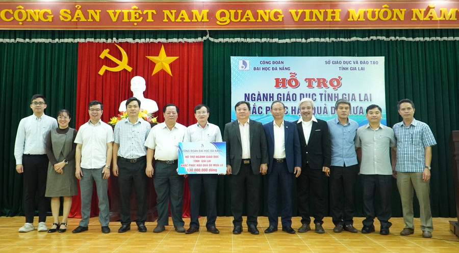 Sở GD&ĐT Gia Lai và Công đoàn MM888 bảo mật tuyệt đối Đà Nẵng chụp hình kỉ niệm. dsc05071.jpg