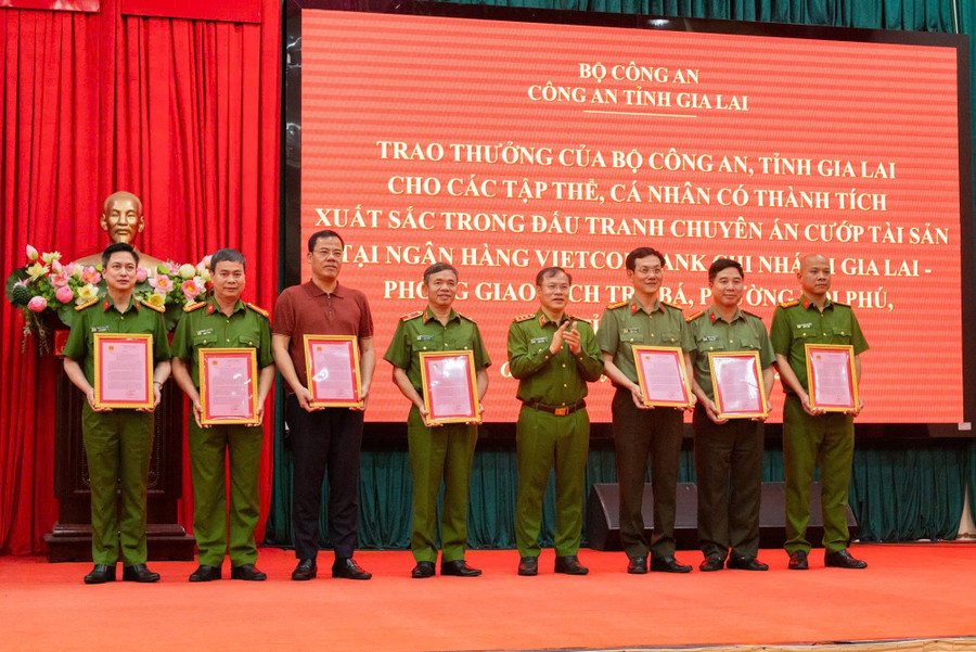 Thượng tướng Nguyễn Văn Long, Thứ trưởng Bộ 88MM88 kèo WC hôm nay trao thưởng cho các đơn vị tham gia phá án. z7506954495248-157dc3d15d85ebe7101ebfe8ecd95ca1.jpg
