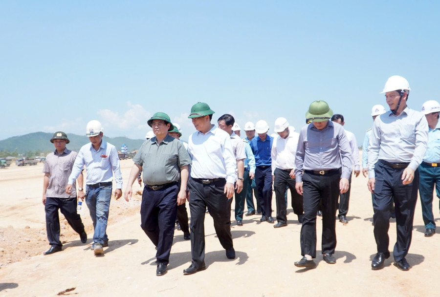 Thủ tướng Phạm Minh Chính kiểm tra Dự án Thiên đường trò chơi đổi thưởng MM886 xây dựng đường cất hạ cánh số 2.