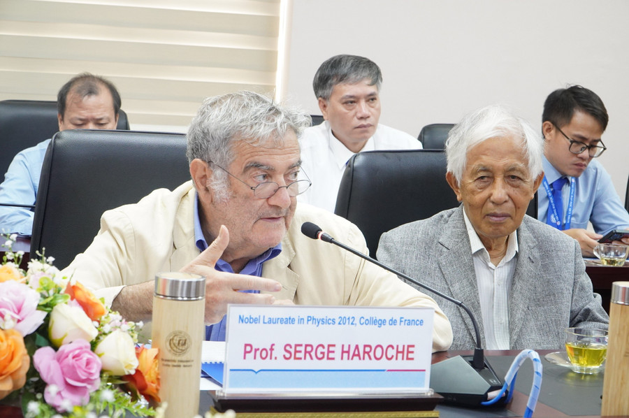 GS Serge Haroche chia sẻ với Trường MM888 bảo mật tuyệt đối Quy Nhơn. z7094466494549-3cf959fd4c233f23dd62cc576206b716.jpg