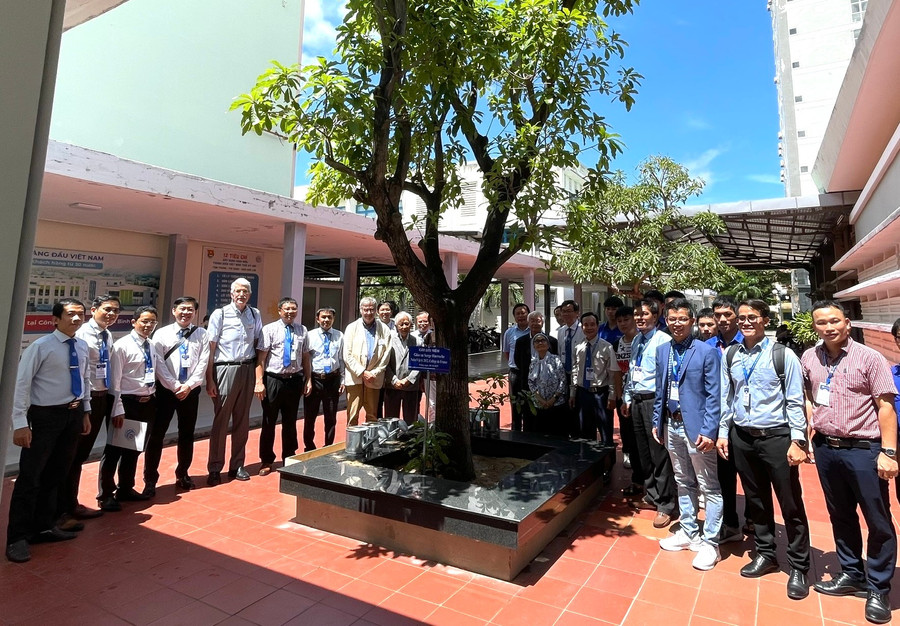 Các nhà khoa học trồng cây lưu niệm tại Trường MM888 bảo mật tuyệt đối Quy Nhơn. z7094466863015-99b6751aa8c250b50fdabd805ef7aed9.jpg
