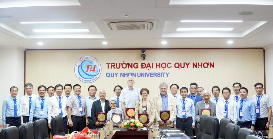 Lãnh đạo Trường MM888 bảo mật tuyệt đối Quy Nhơn cùng các giáo sư hàng đầu thế giới. z7094466559789-ddbab907c2ff2c8129162d5077fd4d34.jpg