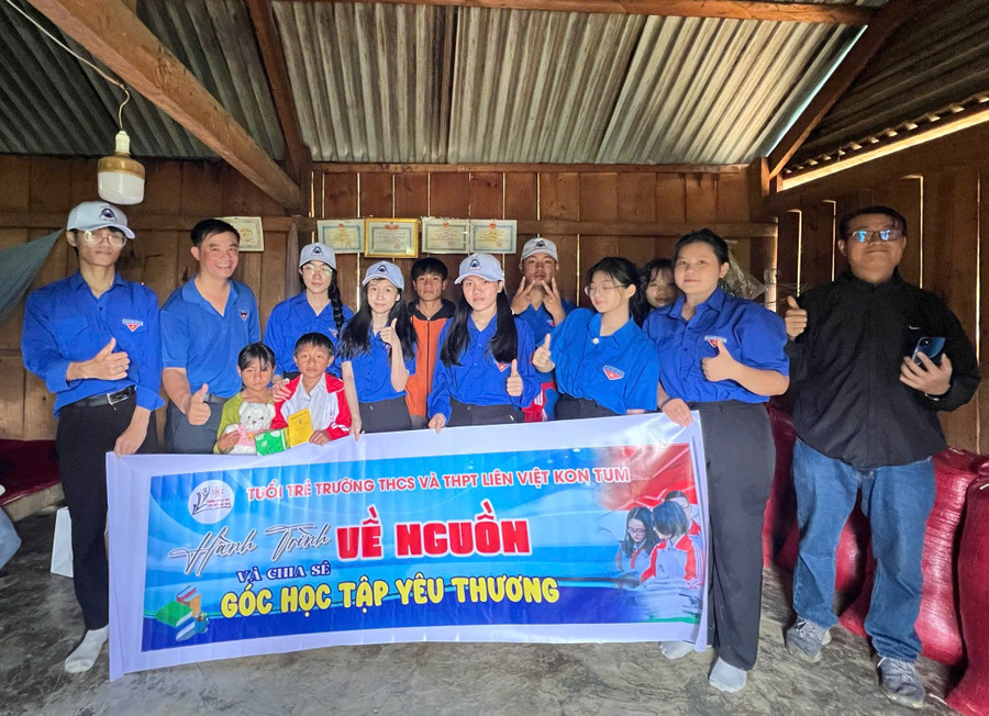 TS. Lê Đắc Tường, Hiệu trưởng MM88b nhà cái cùng MM886 slot game, bắn cá, lô đề, đá gà đến thăm, tặng quà cho những hoàn cảnh khó khăn. 1.jpg