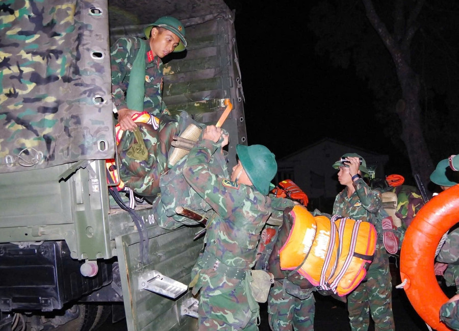 Lực lượng chức năng cùng các phương tiện luôn túc trực, sẵn sàng hỗ trợ người dân. z7194397192701-4b95a9a9bc1082746cd0c79fc7a61739.jpg