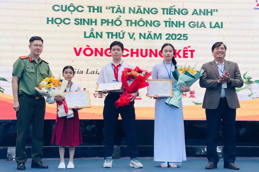 Ban tổ chức trao giải Nhất cho 3 Đăng nhập vào MM886 Việt Nam các bậc học.