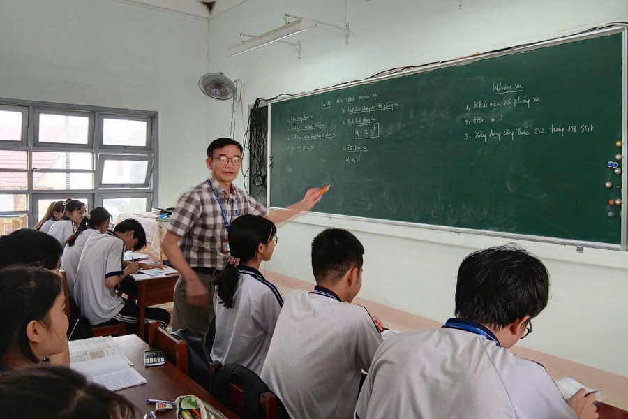 Thầy Huỳnh Xuân Lâm - Trung Tâm Đăng Nhập MM88 Chính Thức Mới Trường THPT số 1 Tuy Phước luôn hết lòng vì MM886 slot game, bắn cá, lô đề, đá gà.