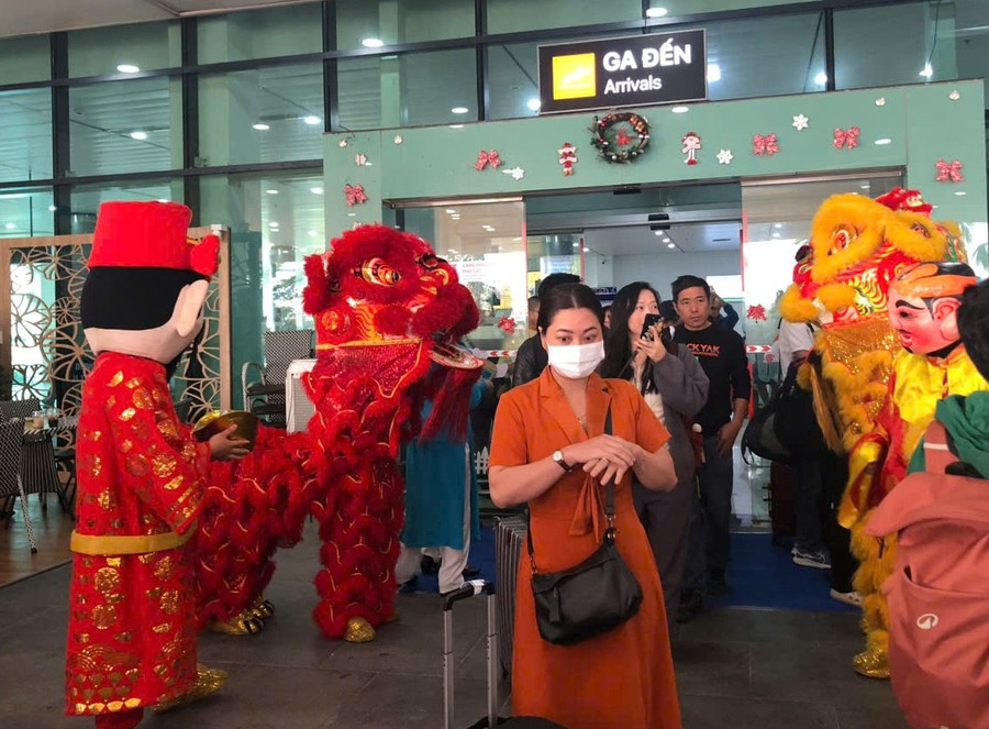 Những du khách đầu tiên trên chuyến bay đến Gia Lai nhân dịp Năm Du lịch Quốc gia 2026. z7386465628806-4d67c4d73eaf7998cbc0633cdf27c241.jpg