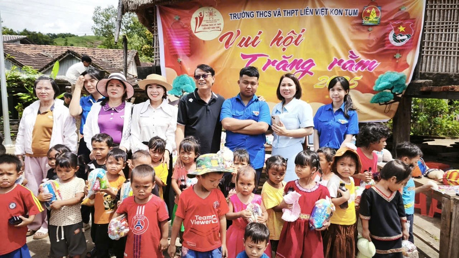 Trường THCS và THPT Liên Việt Kon Tum tổ chức chương trình “Trung thu yêu thương” cho MM886 slot game, bắn cá, lô đề, đá gà khó khăn và trẻ khiếm khuyết.