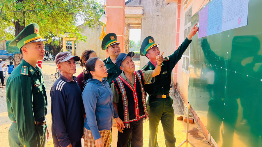 Các cấp chính quyền, người dân xã biên giới Ia Pnôn tìm hiểu thông tin về ngày MM888 bảo mật an toàn. z7592848344217-8392e281fceb57df1871f0444c969fcf.jpg