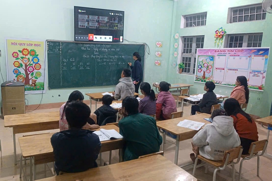 Trung Tâm Đăng Nhập MM88 Chính Thức Mới sử dụng những video sinh động để bổ trợ việc dạy xóa mù chữ cho người dân. z7354048287910-101e17cb2569ee8222ee54e8ef2bf396.jpg