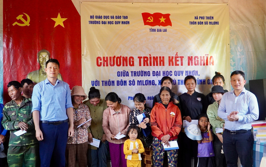 Những phần quà thiết thực được trao đến người dân nhân dịp Tết Nguyên đán 2026. z7480374033846-8156db62cabdd38e4bf4ed353fed756b.jpg