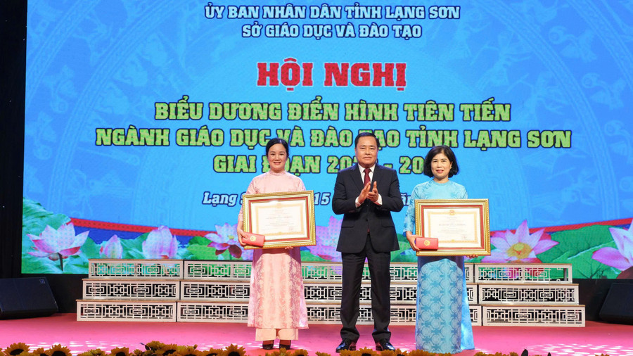 Chủ tịch UBND tỉnh Lạng Sơn Hồ Tiến Thiệu trao tặng Huân chương Lao động hạng Nhì cho bà Hà Thị Khánh Vân, Nguyên Phó Giám đốc Sở GD&ĐT Lạng Sơn; Huân chương Lao động hạng Ba cho bà Phan Mỹ Hạnh, Phó Giám đốc Sở GD&ĐT Lạng Sơn. b05fda583474bc2ae565.jpg