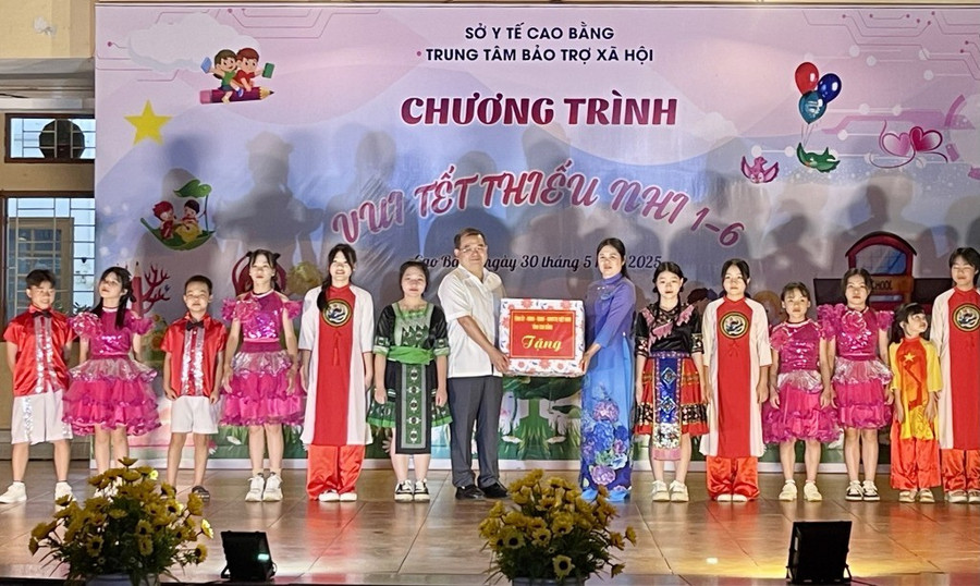 bi-thu-tinh-uy-quan-minh-cuong-tang-qua.jpg