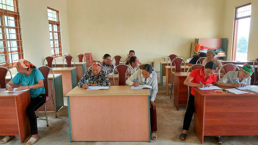 Các học viên miệt mài tại lớp học xóa mù chữ ở Nhà văn hóa xóm Phia Khao.