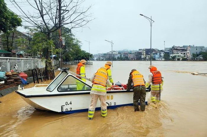 Lực lượng chức năng sử dụng xuồng để cứu hộ người dân trong vùng bị ngập lụt. Ảnh: 88MM88 kèo WC hôm nay Cao Bằng