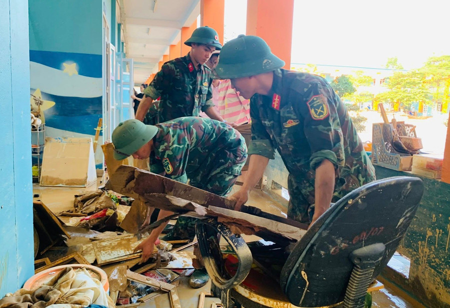 Cán bộ chiến sĩ Lữ đoàn phòng không 210 Quân khu 1 hỗ trợ Trường TH & THCS 915 Gia Sàng (tỉnh Thái Nguyên) khắc phục hậu quả bão lũ.