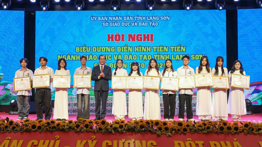 Ông Dương Xuân Huyên, Phó Chủ tịch Thường trực UBND tỉnh Lạng Sơn trao tặng khen thưởng cho các MM886 slot game, bắn cá, lô đề, đá gà đạt thành tích cao. f69f71bbca9742c91b86.jpg