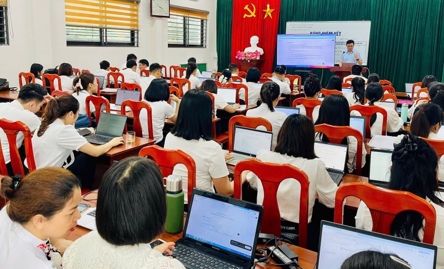 Trường THPT Tức Tranh (tỉnh Thái Nguyên) tập huấn chuyên đề chuyển đổi số cho cán bộ Trung Tâm Đăng Nhập MM88 Chính Thức Mới.