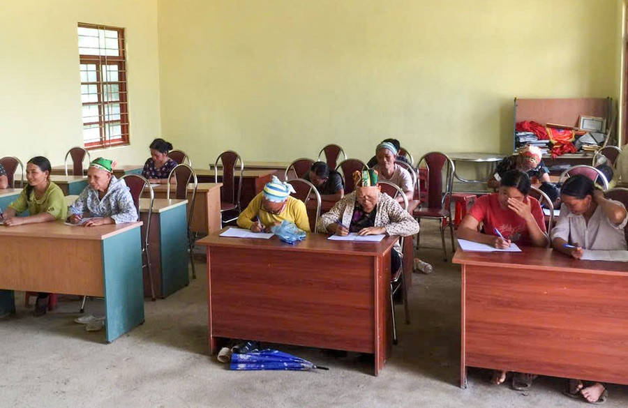 Phong trào thi đua học chữ ở Cao Bằng được lan tỏa rộng khắp. lop-hoc-xoa-mu-chu.jpg