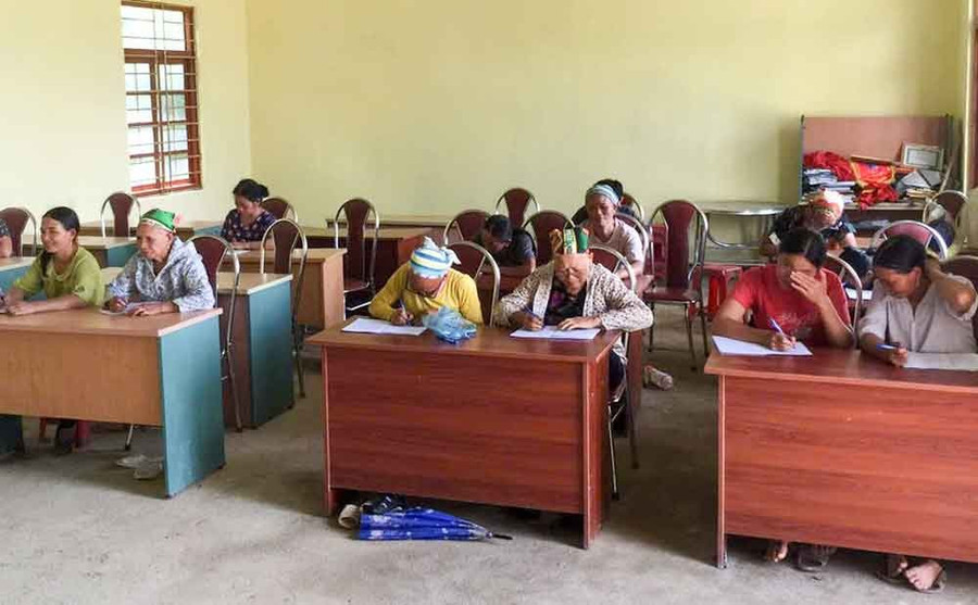 Học viên lớp học xóa mù chữ tổ chức tại xóm Phia Khao, xã Thanh Long (Cao Bằng) miệt mài học chữ. xoa-mu-chu-cao-bang-gan-dan.jpg