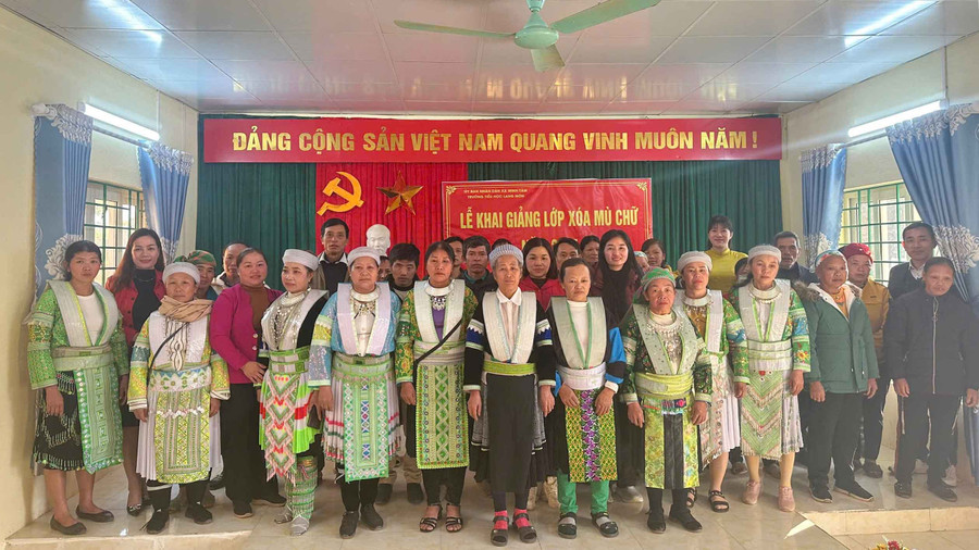Các học viên tại Lễ khai giảng lớp xóa mù chữ ở Điểm trường Nà Nọi, Trường Tiểu học Lang Môn, xã Minh Tâm (Cao Bằng).