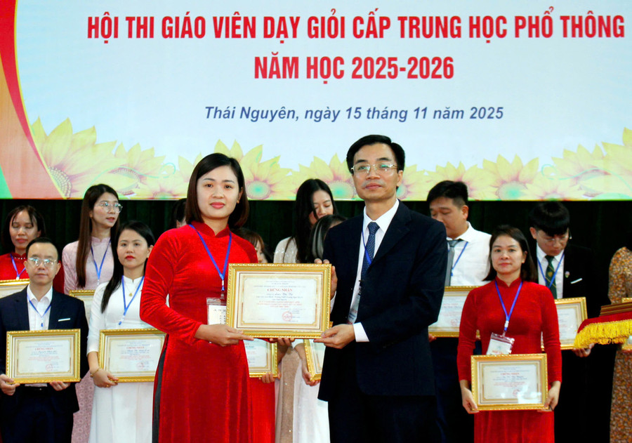 Lãnh đạo Sở GD&ĐT Thái Nguyên trao tặng Chứng nhận danh hiệu và khen thưởng cho Trung Tâm Đăng Nhập MM88 Chính Thức Mới đạt 9e655a406383efddb692.jpg